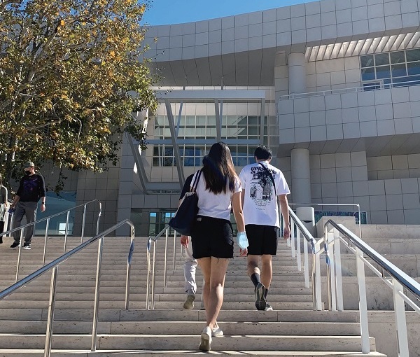 Be proactive first, then passively establish a distanced and intimate space with adult children